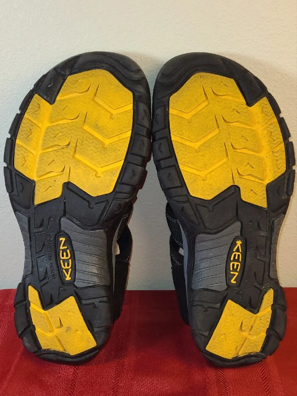 Keen Newport H2 Men’s Black and Yellow Closed-Toe Hiking Sandals Size 10.5